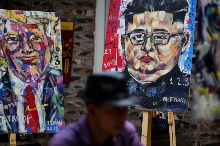 El pintor vientamita Tran Lam Binh trabaja en los retratos de Trump y Kim en un café de Hanói el 20 de febrero de 2019.