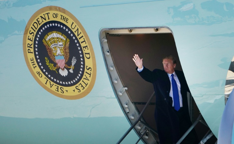 El presidente estadounidense, Donald Trump, subiendo a bordo del Air Force One antes de partir rumbo a Hanói, el 25 de febrero de 2019 en Maryland.