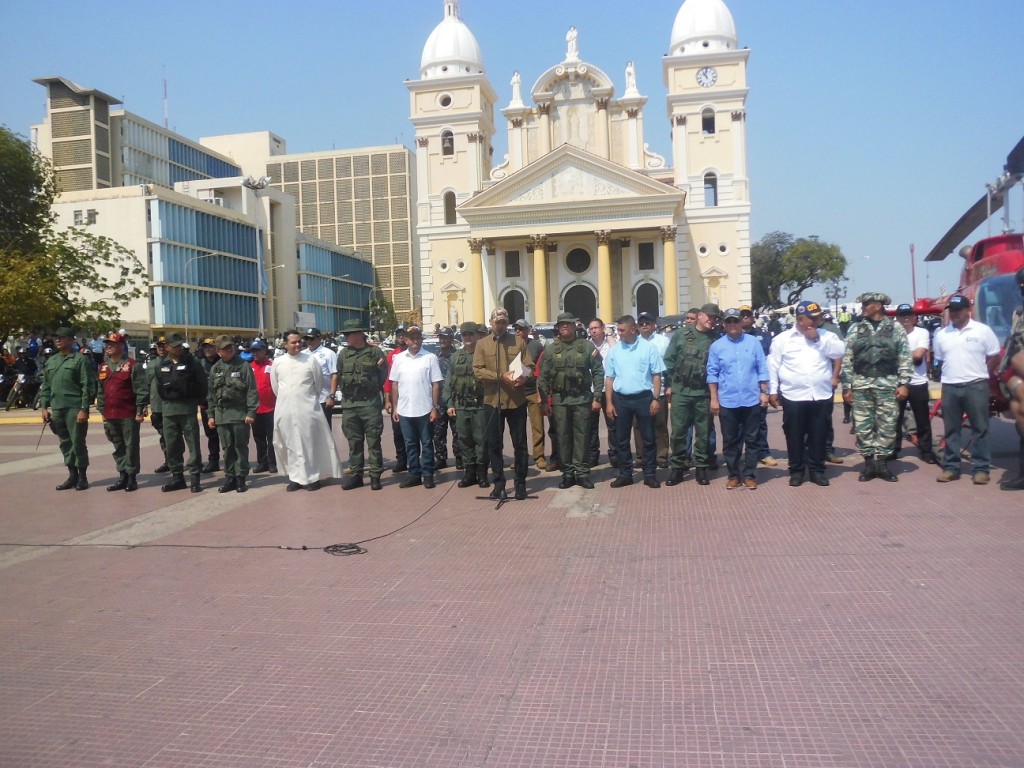 El gobernador Omar Prieto, acompañado de las autoridades policiales, militares y alcaldes del estado.