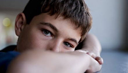 Niño con ojos grandes varón 700x352