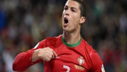 Cristiano Ronaldo con la camiseta de Portugal 700x352