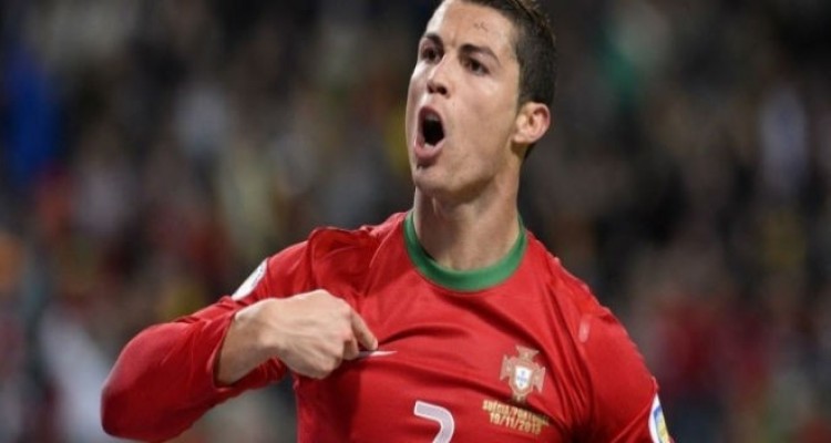 Cristiano Ronaldo con la camiseta de Portugal 700x352