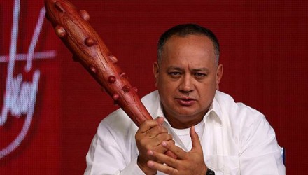 Diosdado Cabello CON EL MAZO DANDO DESTACADO 750x400