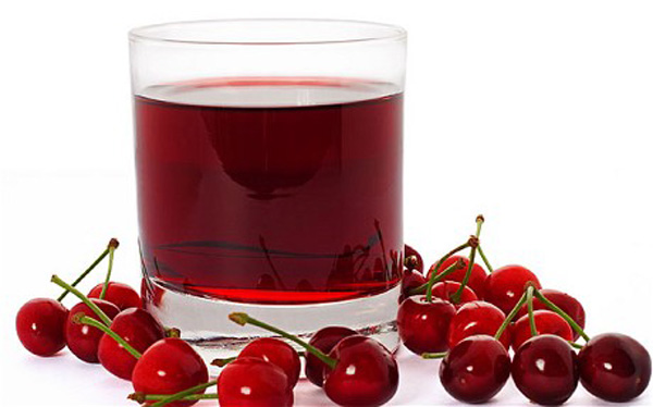 C1CT7K Red drink and ripe cherry berries