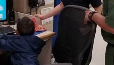 Rescatan a niño migrante con nombre y teléfono escrito en sus zapatos opt 700x352