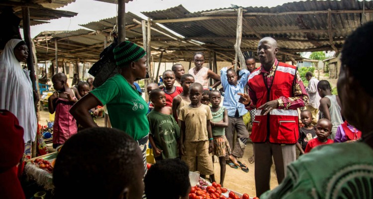 voluntario de la cruz roja informando sobre el ebola 2408