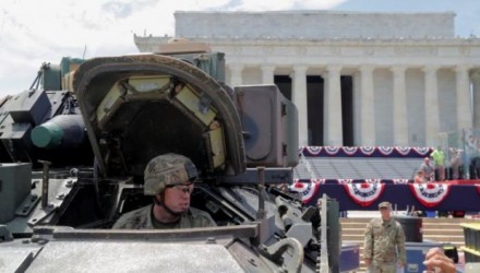 Desfile con tanques para celebrar el 4 de julio en EEUU 700x352