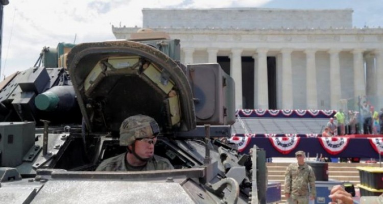 Desfile con tanques para celebrar el 4 de julio en EEUU 700x352
