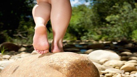 beneficios de caminar descalzo1