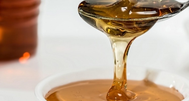 close up honey pouring 33260 x1x crop1562462996029.jpg 1665265406