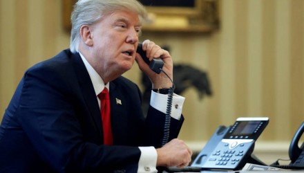 trump discute con el lider de australia por telefono estudiare este estupido pacto