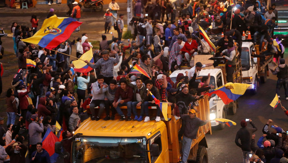 Residents and demonstrators cheer the arrival of indigenous protesters to back the protests against Ecuador's President Lenin Moreno's government austerity measures, in Quito, Ecuador October 7, 2019. REUTERS/Daniel Tapia