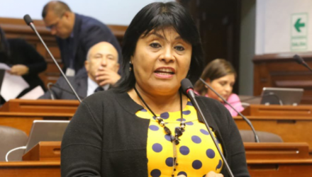 Esther Saavedra congresista peruana 700x352