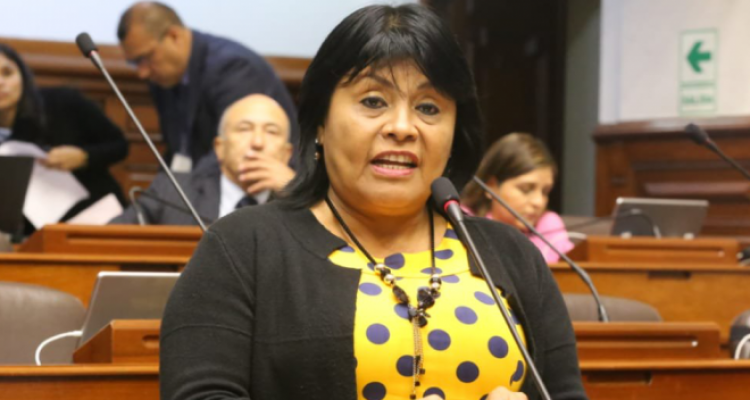 Esther Saavedra congresista peruana 700x352