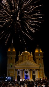 Maracaiberos celebraron la bajada de la Virgen de Chiquinquirá en la plazoleta de la Basílica 2 IMG-20191026-WA0128