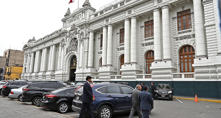 Choque de poderes: Congresistas responden a Vizcarra con proyecto para su destitución 1 congreso peruno banner