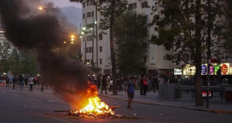 ialarmante 21 disturbios en santiago de chile dejan 308 detenidos y 167 personas heridas