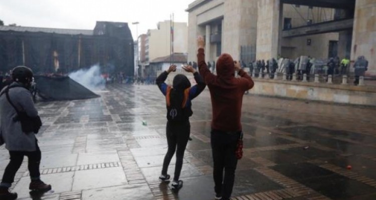 protestas estudiantiles en colombia terminan en pequenos enfrentamientos