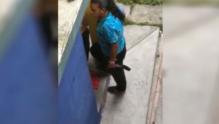 Maestra maltrata a sus alumnos con una correa 700x352