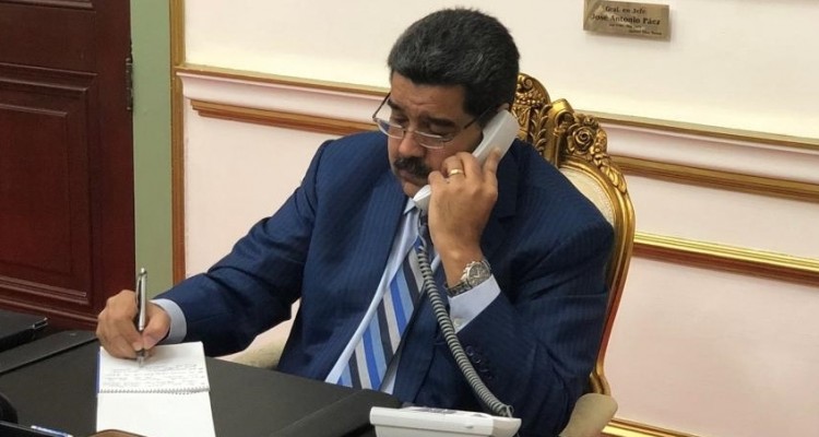 Maduro hablando por teléfono 1