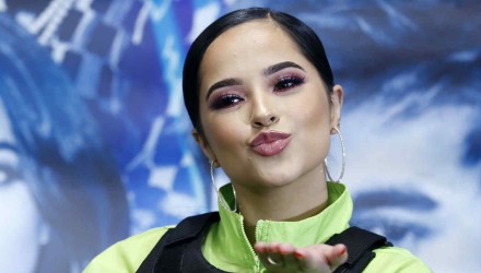 becky g enviando un beso