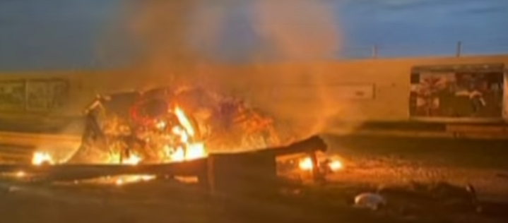 En la imagen tomada de un video, se puede apreciar el estado en que quedó uno de los dos vehículos que integraban la caravana del general iraní asesinado en un "ataque preventivo" de los EE.UU.