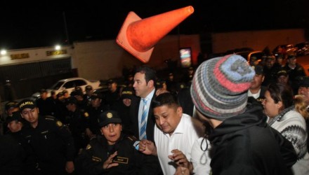 Manifestantes impiden investidura al Parlacen del expresidente de Guatemala 49746711