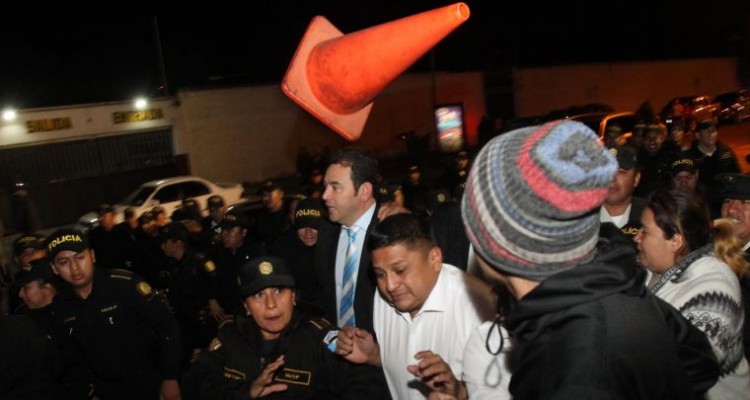 Manifestantes agreden al expresidente de Guatemala Jimmy Morales 1 Manifestantes impiden investidura al Parlacen del expresidente de Guatemala 49746711