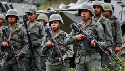 Militares venezolanos medio maniobras 10889941