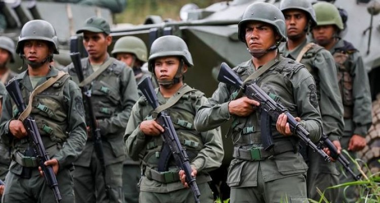 Militares venezolanos medio maniobras 10889941