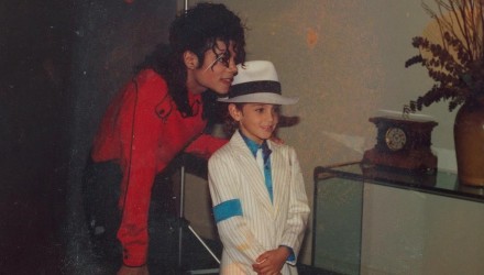 imagen del documental leaving neverland que aparece michael jackson junto nino 1548514579676