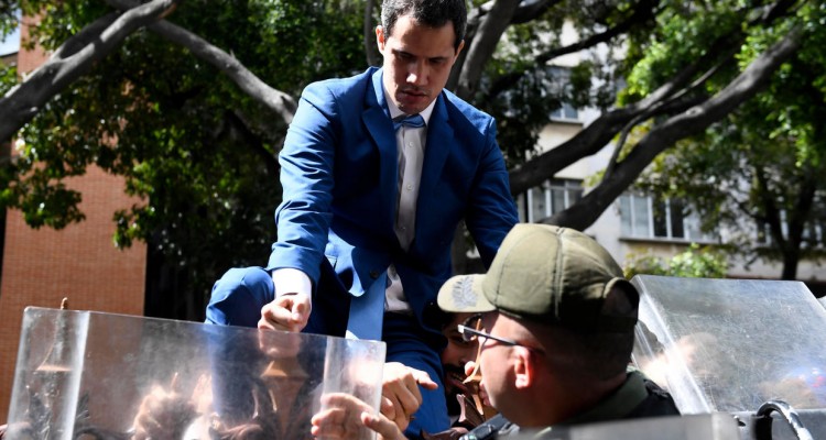 Vea el momento en el que una diputada opositora le pega a Guaidó para que ingresara a la AN (+VIDEO) 1 w1240 p16x9 b70e98b21f7d78a8391463555eeeff2b26317fab