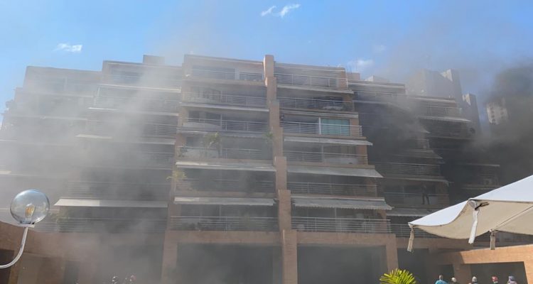 Incendio en edificio por almacenaje de gasolina (+fotos, video y audio) 1 incendio