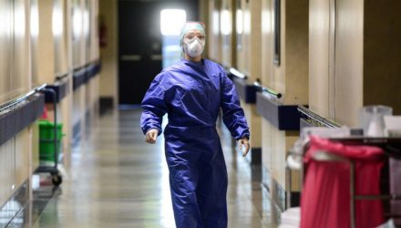 medico con una mascara facial y equipo camina por una unidad del hospital brescia 45896