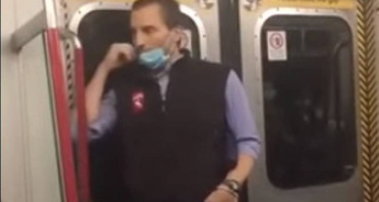 Coronavirus (Hong Kong): Un pasajero lame sus dedos y se limpia en un pasamanos del metro de Hong Kong 1 Hong Kong