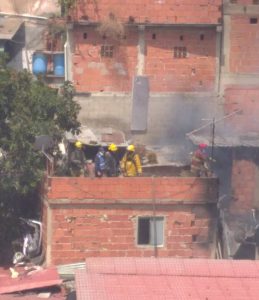 Explosion de bombona consume vivienda en Chapellín (+ fotos y video) 4 explosion