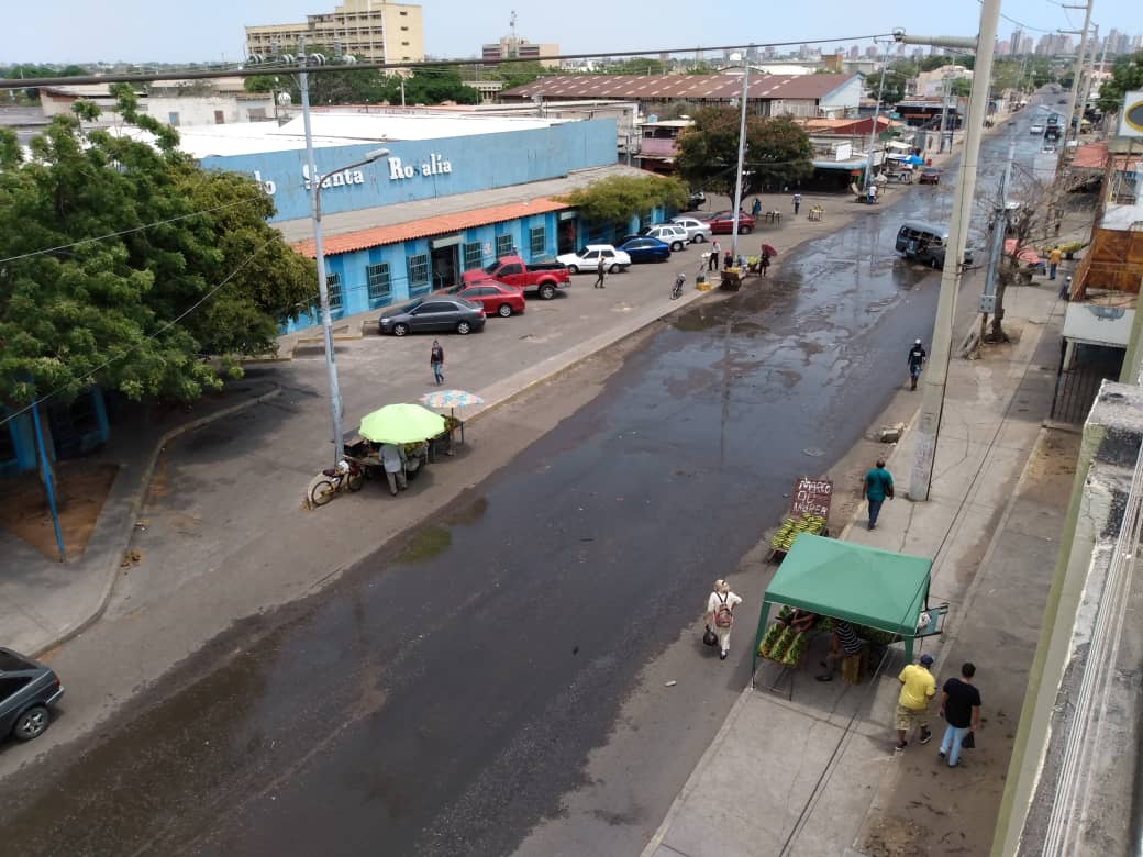 Denunciaron bote de aguas servidas frente al mercado Santa Rosalía