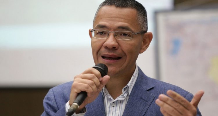 insolito ernesto villegas justifica cese de operaciones de directv