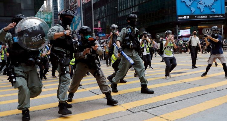 China está dispuesta a tomar medidas ante cualquier injerencia en los asuntos de Hong Kong (+Video) 1 police