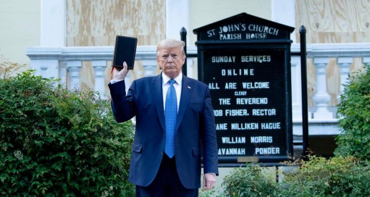 General se disculpa por acompañar a Trump a tomarse foto en iglesia 1 5ed5a87db40a1