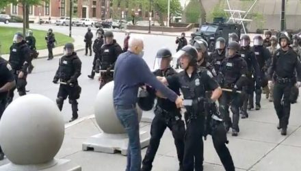 Policías de Nueva York dejan grave a manifestante de 75 años