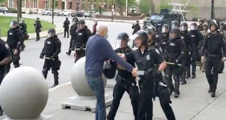 Policías de Nueva York dejan grave a manifestante de 75 años
