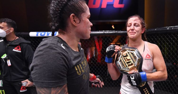 Amanda Nunes entregó su cinturón de campeona de la UFC a su rival derrotada (+Video) 1 cinturon