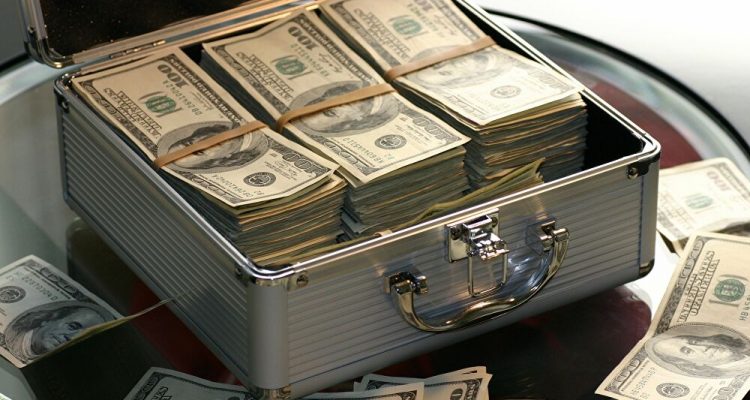 Marcador del dólar paralelo inició hoy en 201.296,47 bolívares 1 maletin