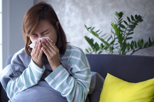 mujeres asiaticas tienen fiebre alta secrecion nasal gente enferma 112699 435