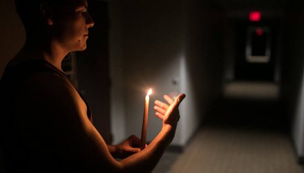 vela en mano