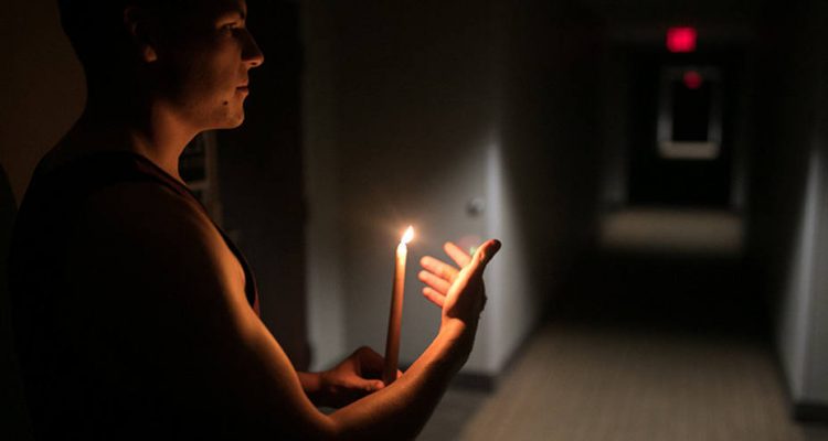 Varios estados de Venezuela quedaron sin luz tras falla eléctrica 1 vela en mano