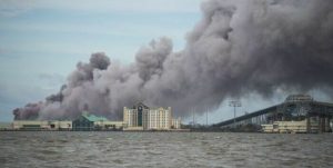 Alerta en Luisiana por incendio quimico en una planta tras el paso de Laura 700x352 1