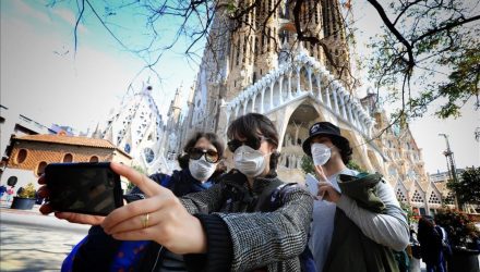 turistas con mascarilla junto sagrada familia 1584097235898