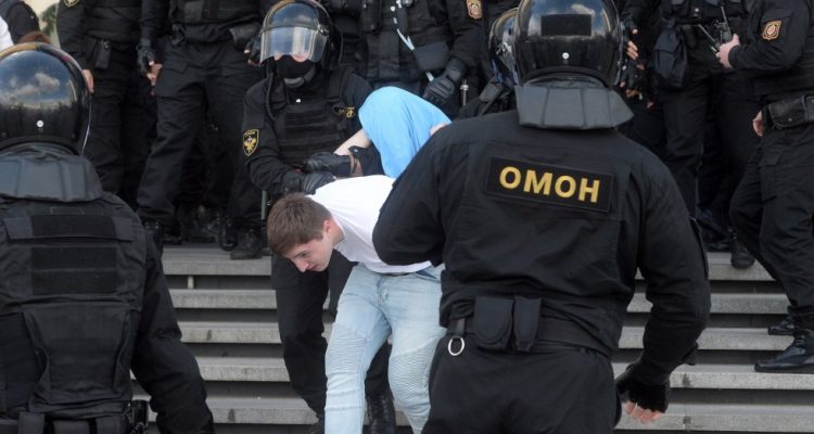detencion de joven durante marcha pacifica en minsk